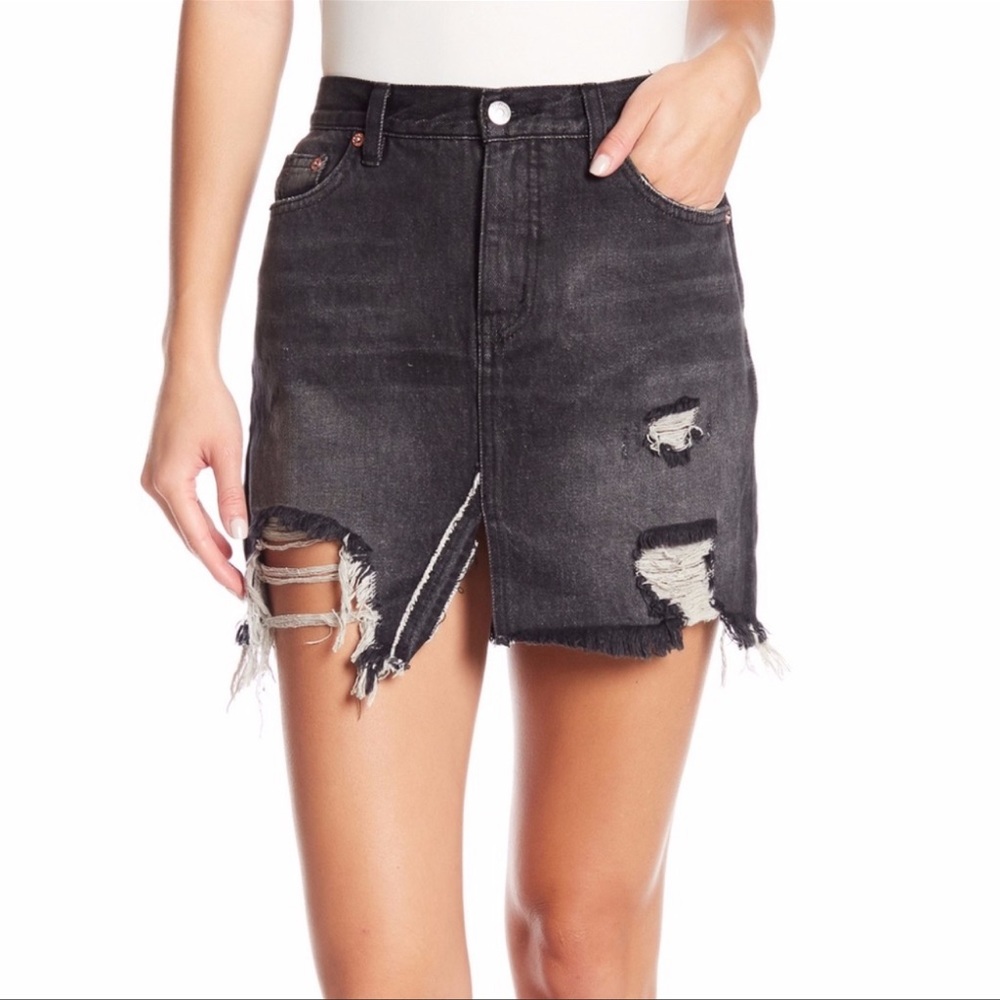 Free People Distressed mini skirt black denim.                         sz 27 ✨